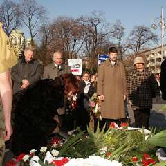 Delegacja Ligi Miejskiej składa wieniec pod pomnikiem J. Piłsudskiego podczas Święta Niepodległości w 2003 roku.